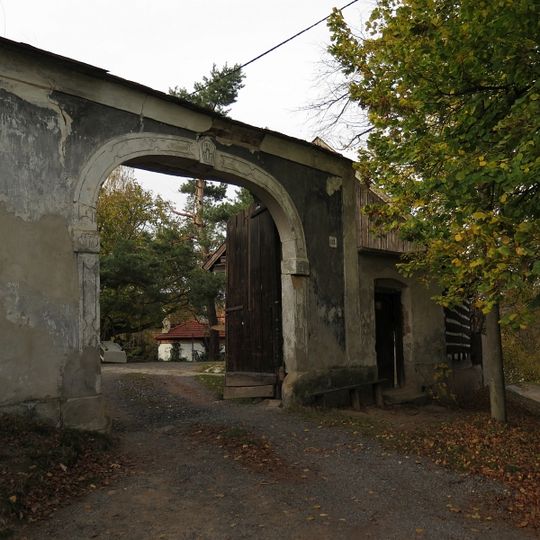 Špýchar a brána usedlosti čp. 13