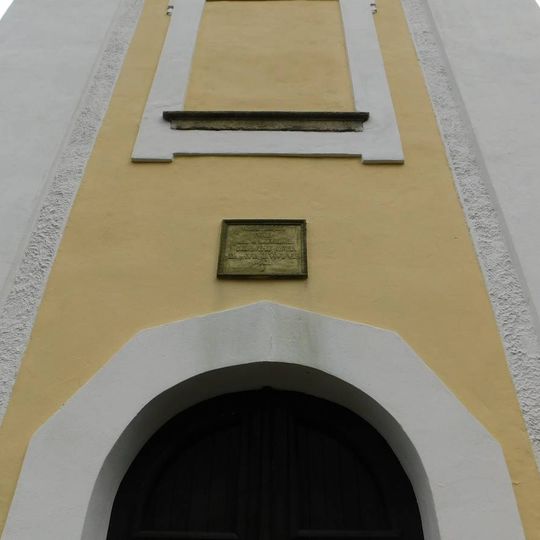 Pamětní deska nad vstupem kostela v Sobíňově