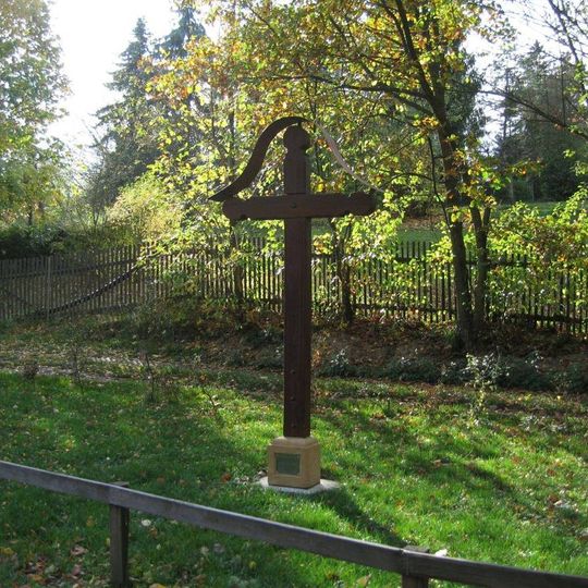 Pamětní kříž u parkoviště hradu v Horní Housce