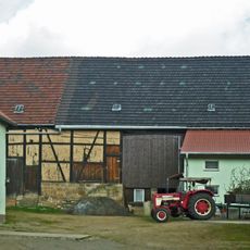 Seitengebäude und Scheune eines Dreiseithofes Richard-Wagner-Straße 46