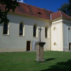 Kříž u kostela ve Vsi Touškov