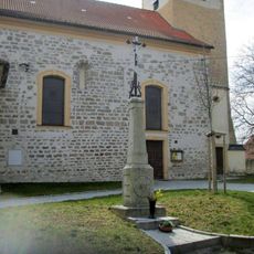 Kříž před kostelem v Myslívu