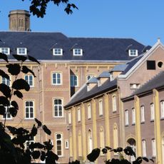 De Binckhof, voorheen Jezuïetenklooster Mariendaal: Dienstgebouw