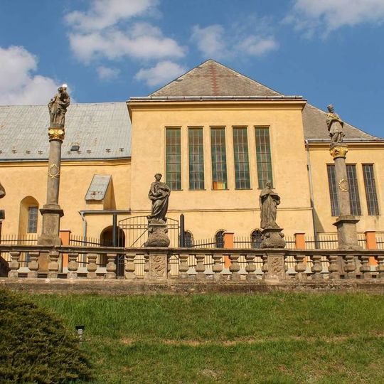 Sousoší barokních soch v Kunčině před kostelem