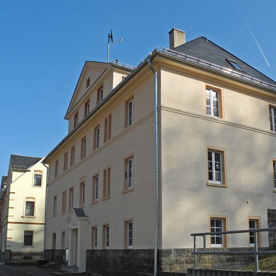 Genossenschafts-Wohnhaus in offener Bebauung mit markantem neobarocken Portal Lindenstraße 9