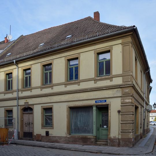 Wohnhaus in Ecklage und in geschlossener Bebauung Berliner Straße 2
