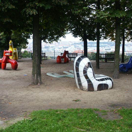 Keramické plastiky zvířat v Letenských sadech