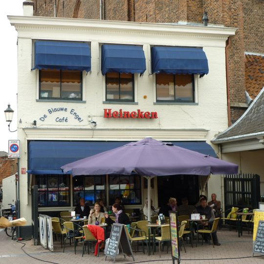 Huis met gesausde lijstgevel met tandingen in kroonlijst