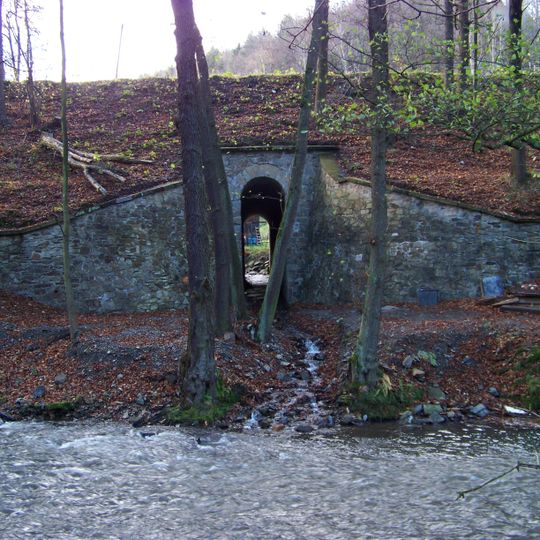 Propustek pod silnicí a železnicí v jižní části Andělské Hory