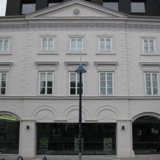 Wohn- und Geschäftshaus