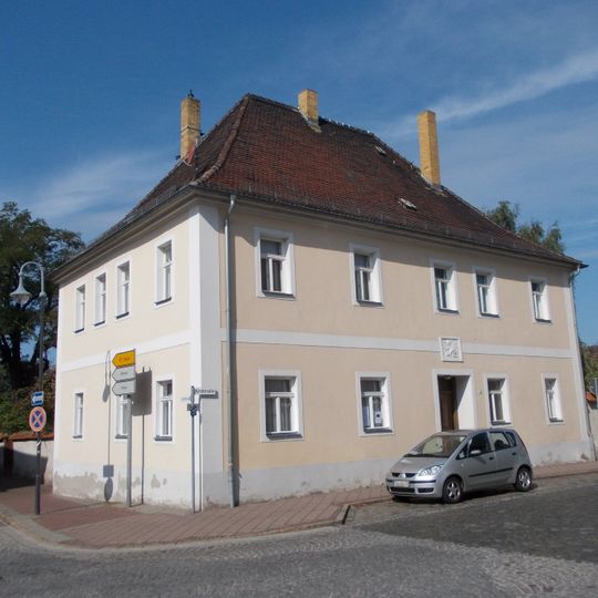 Pfarrhaus in offener Bebauung und in Ecklage, mit Einfriedungsmauer Kirchstraße 3