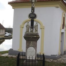 Kříž u kaple sv. Jana Nepomuckého v Třesově