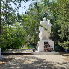 Monument la mormântul comun al 6 ostași căzuți în 1944