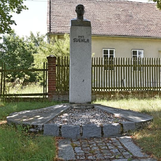 Busta Antonína Švehly v Hodyni