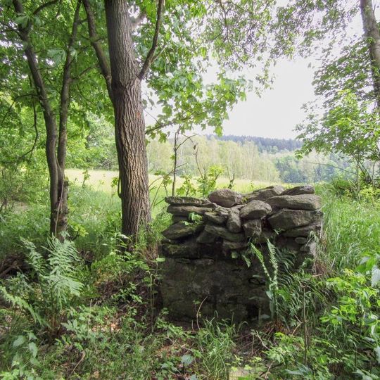 Torzo božích muk v Labi na okraji lesa