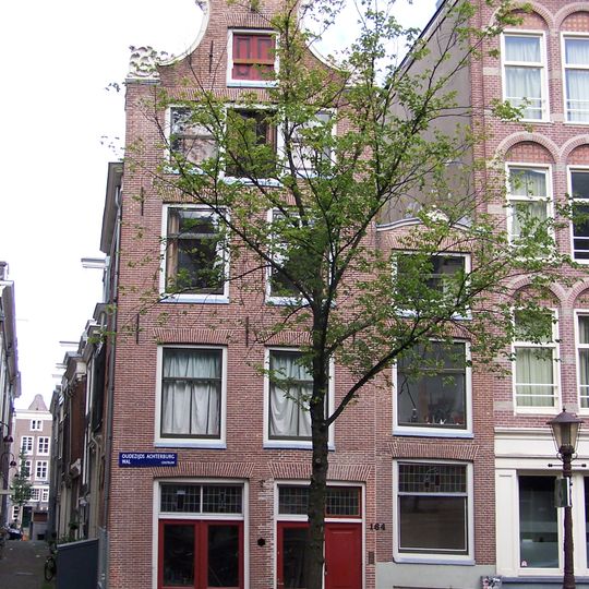 Pand met ingezwenkte halsgevel met gelobde afdekking