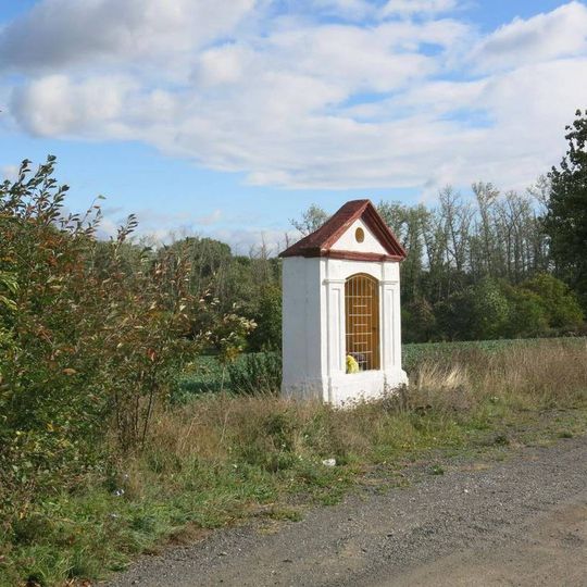 Kaplička u polní cesty východně od Kostelce nad Labem
