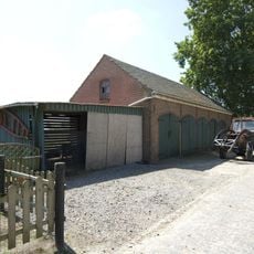 Wijtvliet: wagenschuur, één bouwlaag hoog met zadeldak gedekt met gesmoorde groefpannen, opgetrokken in roodbruine baksteen