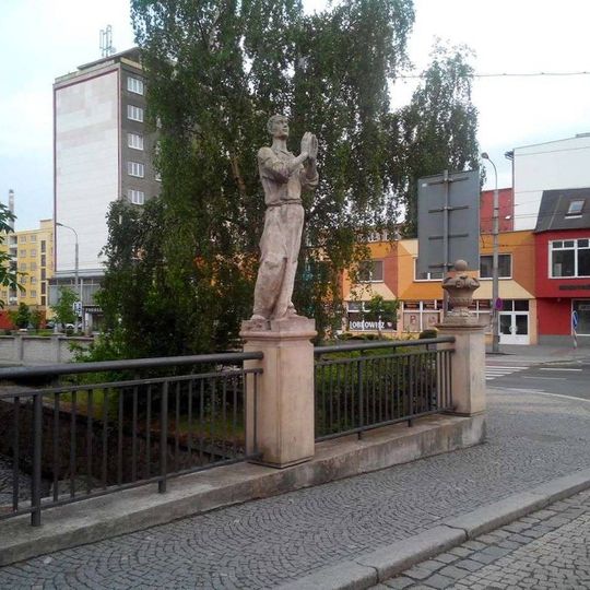 Socha muže u Chomutovky v ulici Chelčického v Chomutově