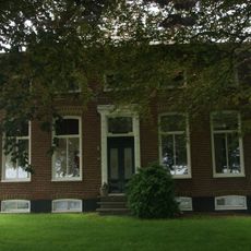 Krimpenboerderij met onderkelderd woonhuis onder met riet en Friese pannen gedekt afgewolfd zadeldak