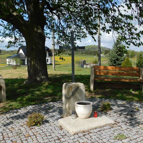 Kříž na návsi v Rybničné