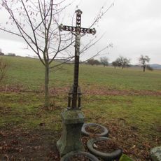 Kříž u samoty U Švejdů severně od zemědělského statku Peklo
