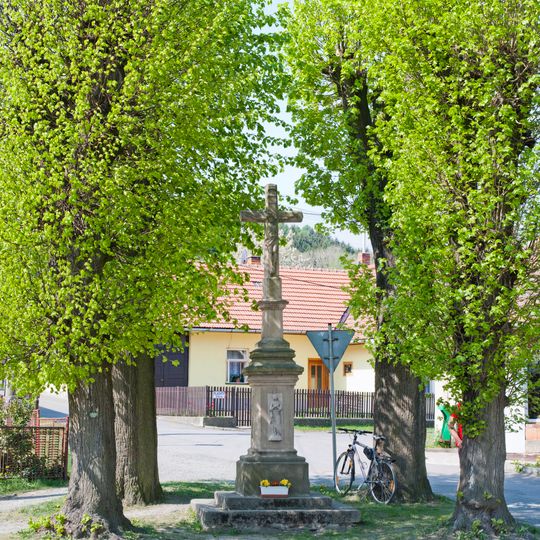 Kříž mezi lípami ve Chvalčově