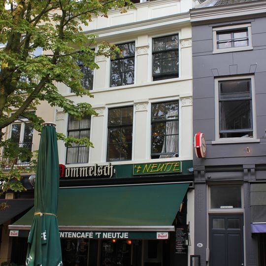 Pand uit het eerste kwart van de 19e eeuw, bestaande uit drie bouwlagen met een kap evenwijdig aan de straat