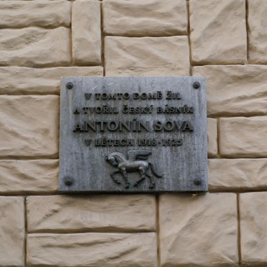 Pamětní deska Antonína Sovy na domě Široká 97/11 v Praze