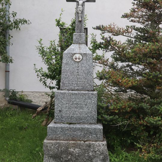 Kříž u kaple v Pozďatíně
