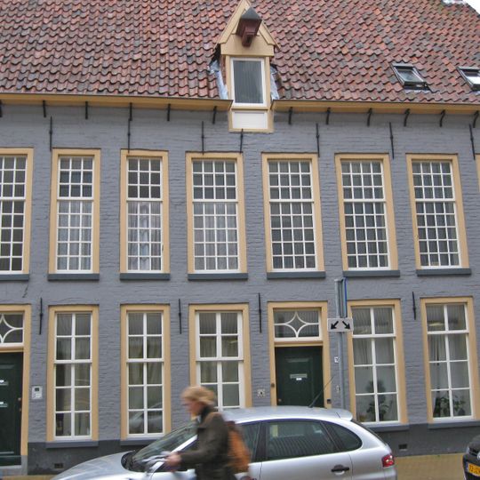 Rode Weeshuis, straatzijde