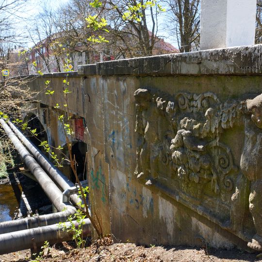 Мост с рельефами на парапетах