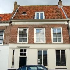 Dwarspand, met lijstgevel aan de straat en zijtopgevel met vlechtingen