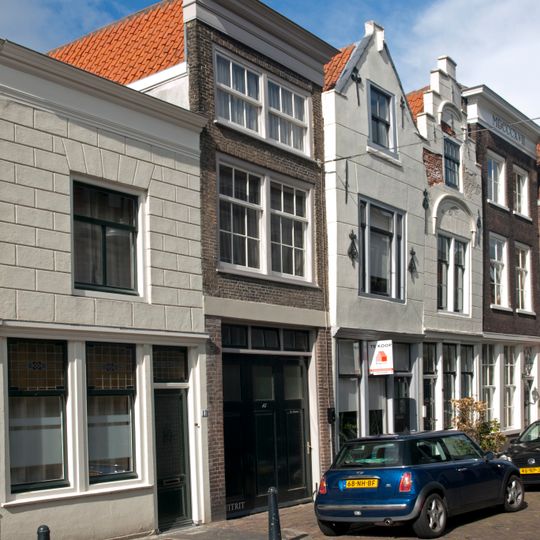 Pand met lijstgevel voor huis met in de gevel oude tweelichtskozijnen en roedenverdeling