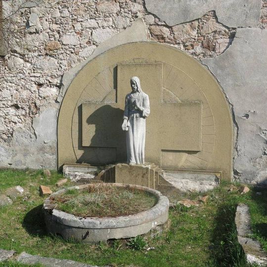 Socha Krista u zdi kostela v Cínovci