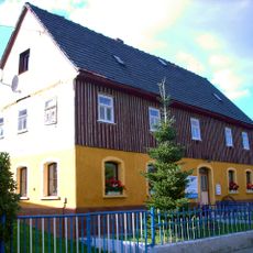 Blaudruckwerkstatt Pulsnitz; Wohnhaus in offener Bebauung und Hofgebäude (Werkstatt) mit original erhaltener technischer Ausstattung sowie Sammlung von ca. 1.200 Druckmodeln Bachstraße 7