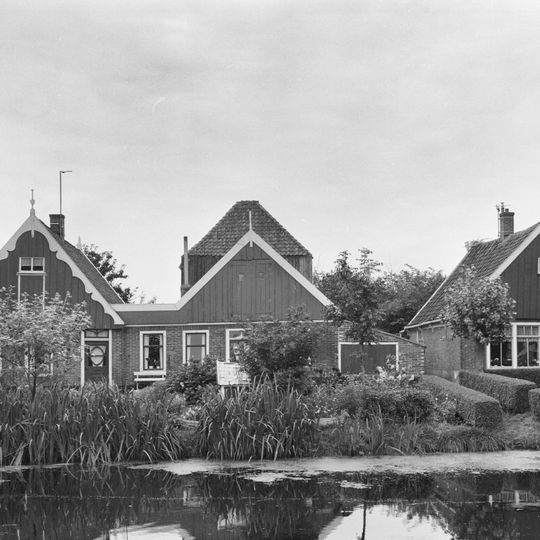 Pand onder zadeldak. Houten geveltopbeschieting