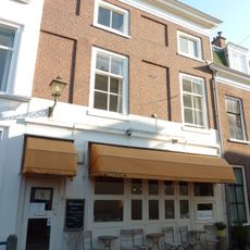 Pand onder hoge kap met lijstgevel, onderpui gewijzigd