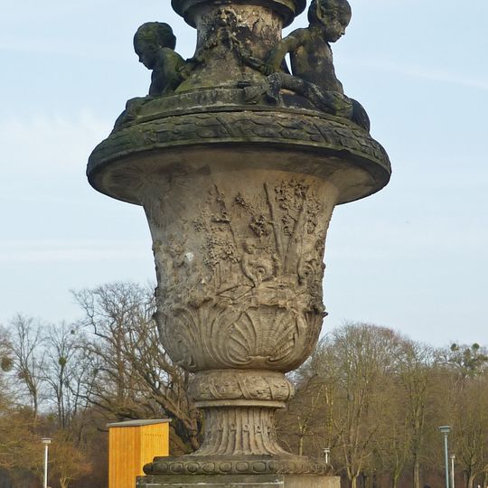 Südöstliche Brühlvase - Nymphen mit dem Flussgott Acheloos