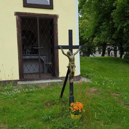 Kříž před kaplí v Bzové