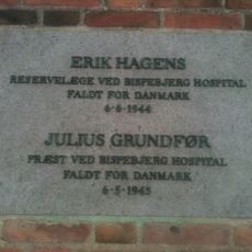 Mindeplade over Erik Hagens og Julius Grundfør