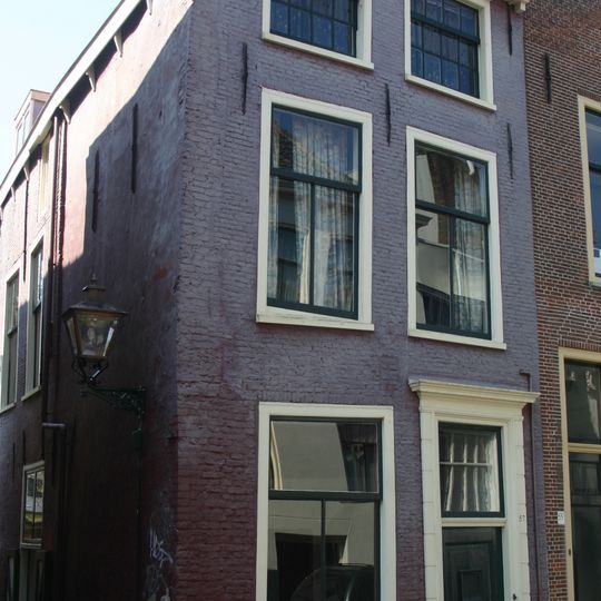 Pand met geverfde bakstenen gevel met rechte kroonlijst, fragment van oude gevel