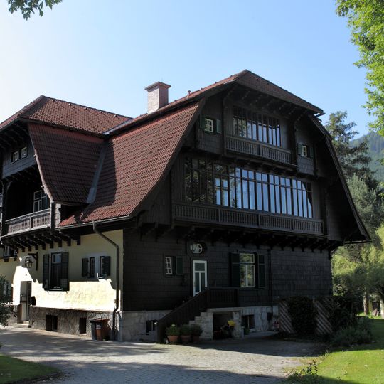 Ärztehaus mit Umzäunung