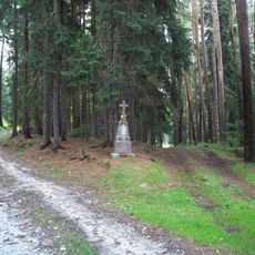 Kříž v lese západně od Kadova