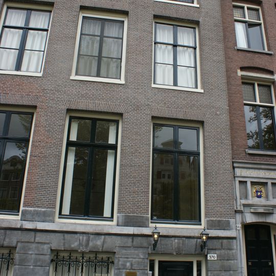 Pand met gevel onder rechte lijst met consoles