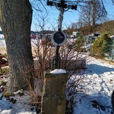 Kříž u parkoviště