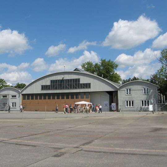 Zwei ehemalige Flugzeughangars