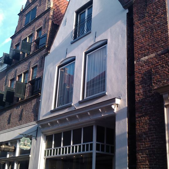 Huis met gepleisterde tuitgevel