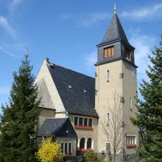 Kirche (mit Ausstattung) und Kirchhof, dort Grabgedenkstätte für 11 KZ-Häftlinge und Kriegerdenkmal für die Gefallenen des 1. Weltkrieges Adorfer Hauptstraße 100