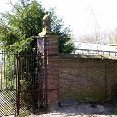 Ter Horst: tuinmuur met hekpijkers